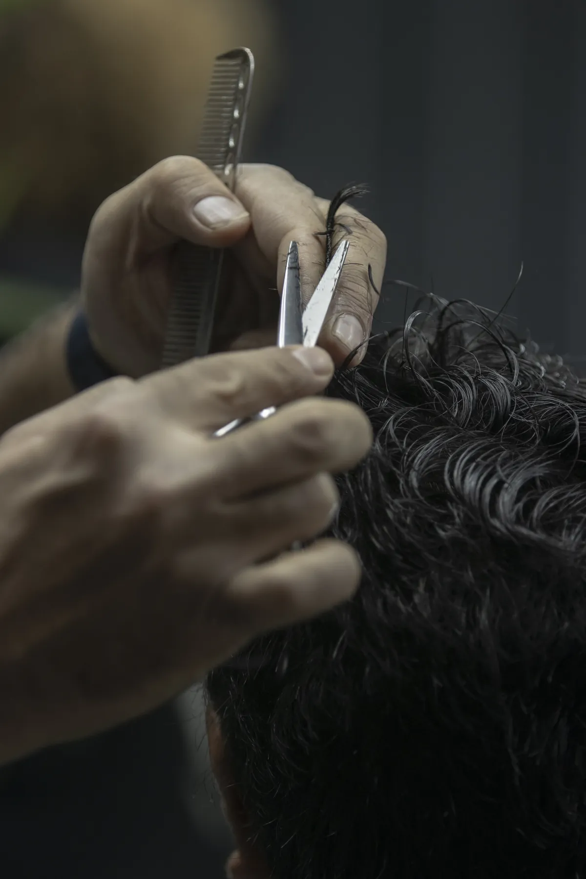 Corte de autor en proceso, detalle de tijeras y peine